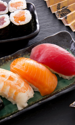 Das Sushi with salmon, tuna and shrimp Wallpaper 240x400