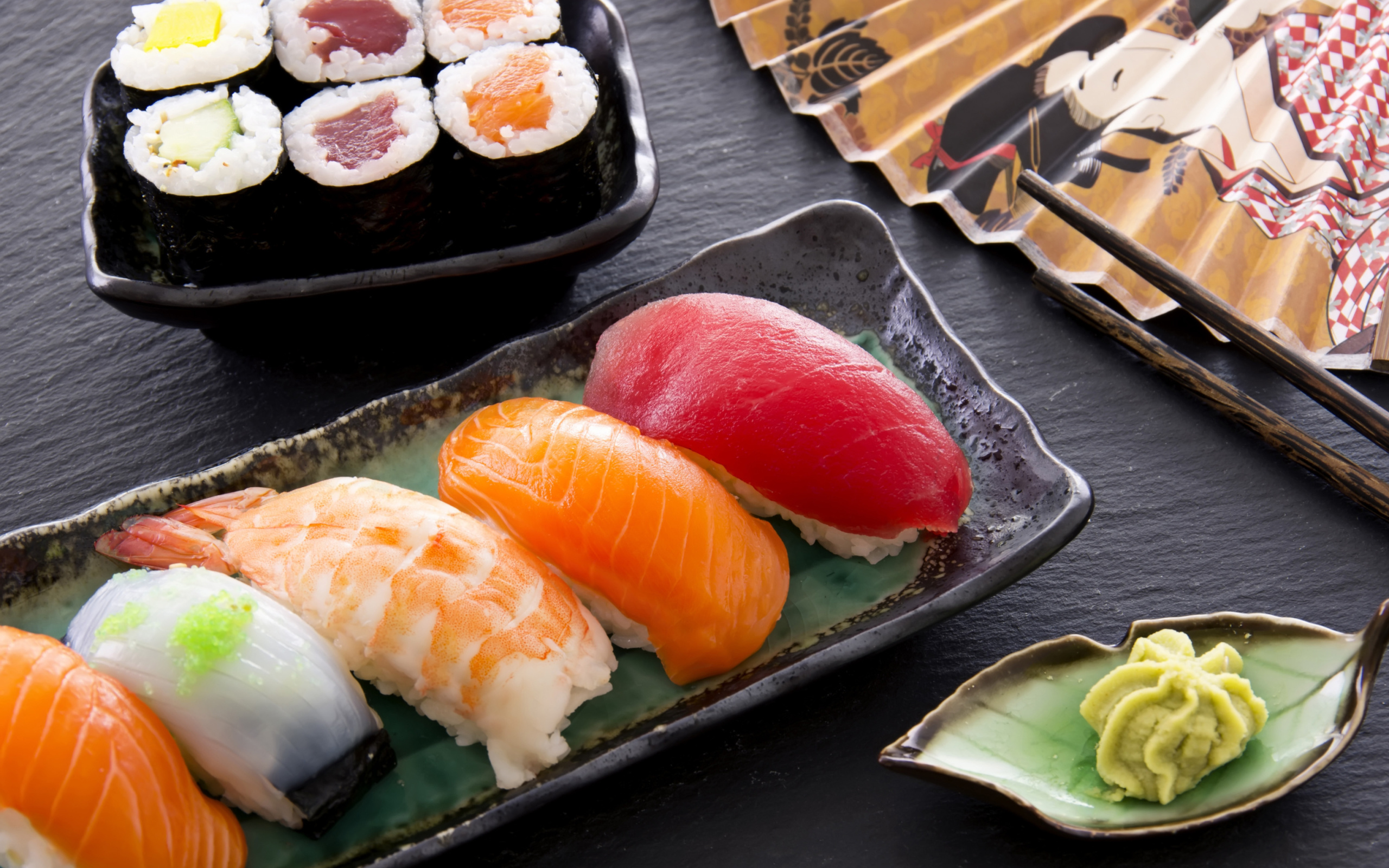Обои Sushi with salmon, tuna and shrimp 2560x1600