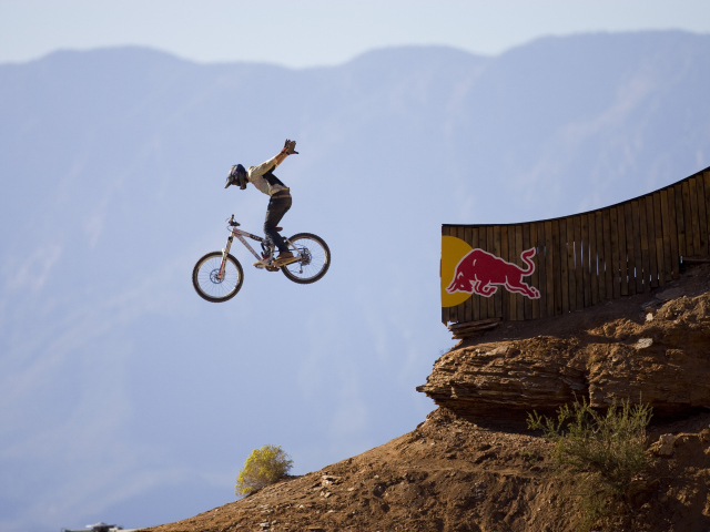 Das Red Bull Extreme Bicyclist Wallpaper 640x480