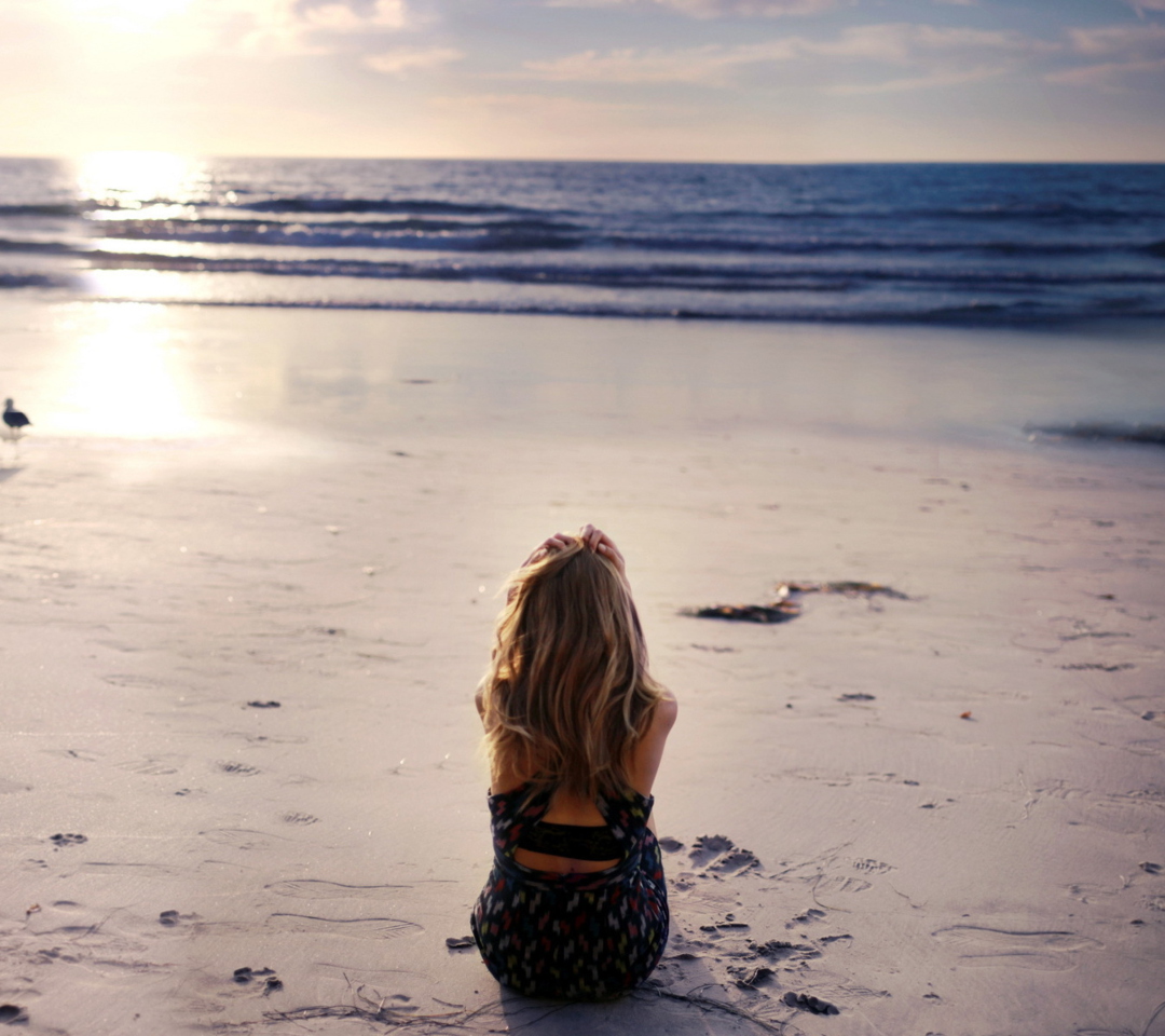 Das Lonely Girl On Beautiful Beach Wallpaper 1080x960