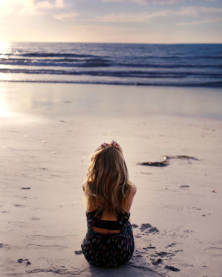 Lonely Girl On Beautiful Beach - Obrázkek zdarma pro Nokia C5-05