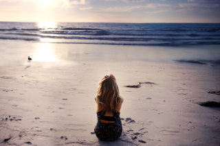 Lonely Girl On Beautiful Beach - Obrázkek zdarma pro 1400x1050