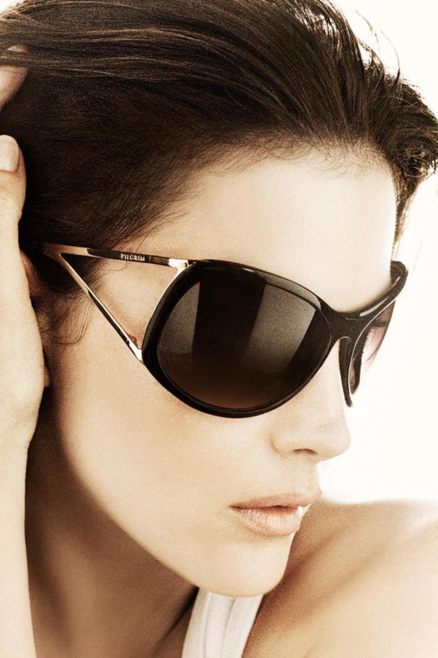 Das Liv Tyler Beautiful Glasses Wallpaper 640x960