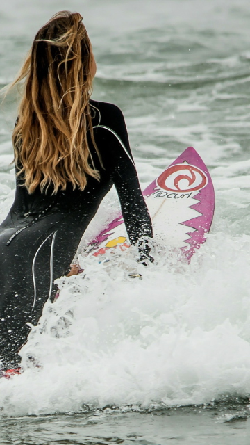 Das Girl Catching Wave Wallpaper 360x640