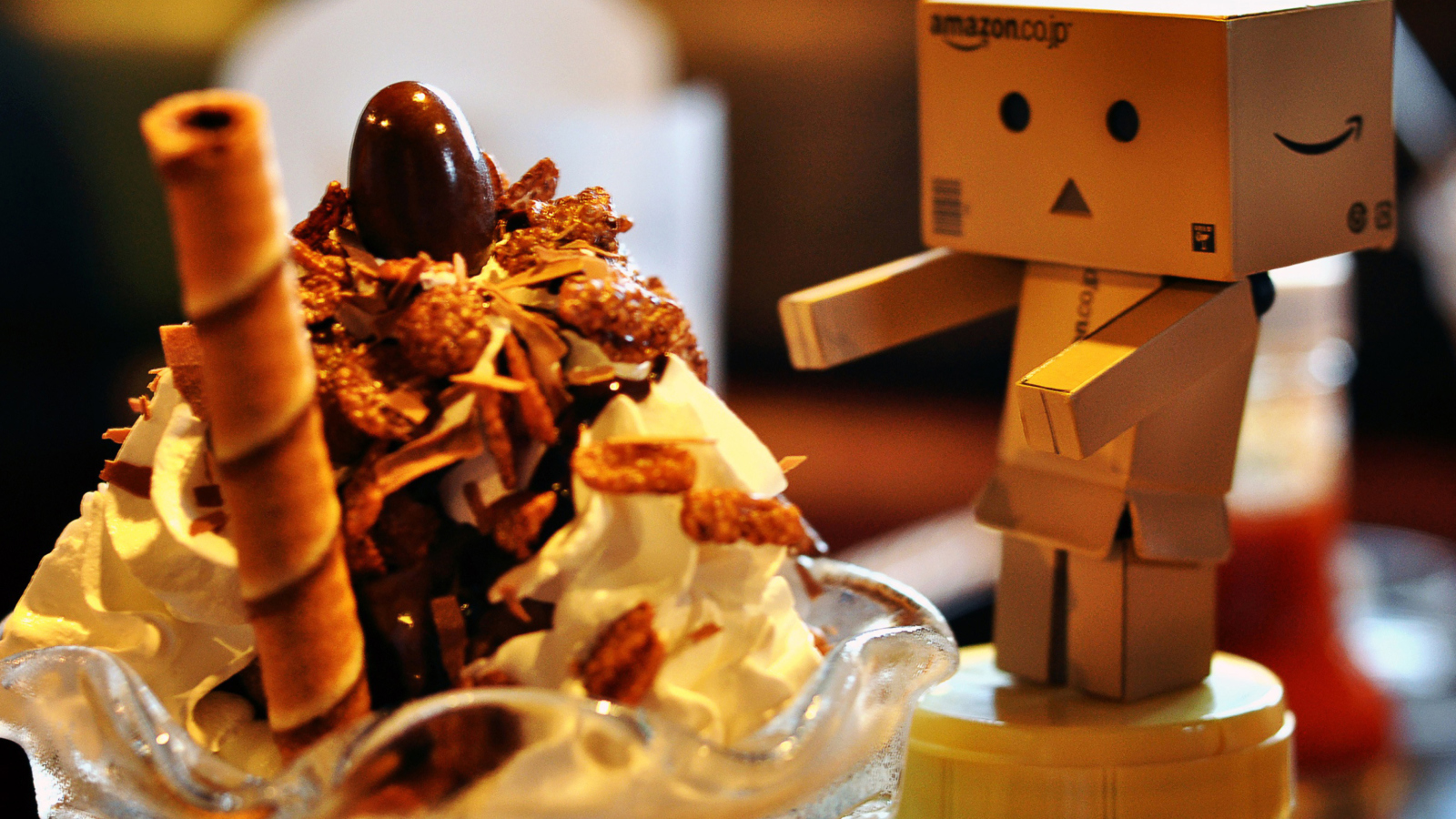 Das Danbo Loves Ice Cream Wallpaper 1600x900