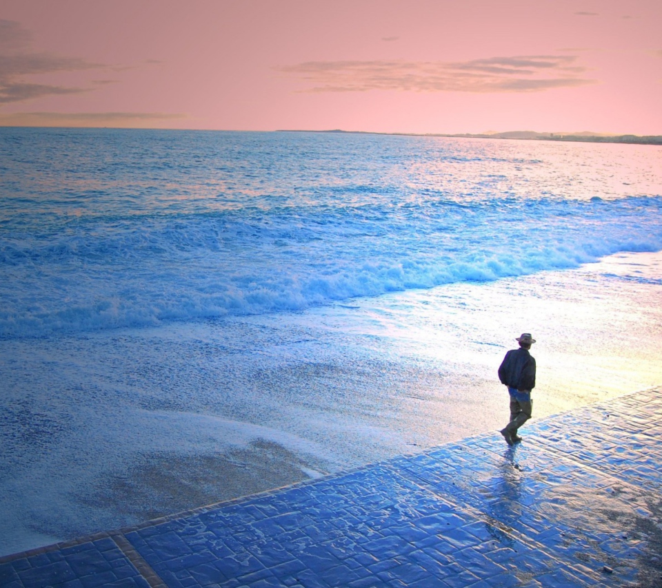 Sfondi Man Walking By Beach 960x854