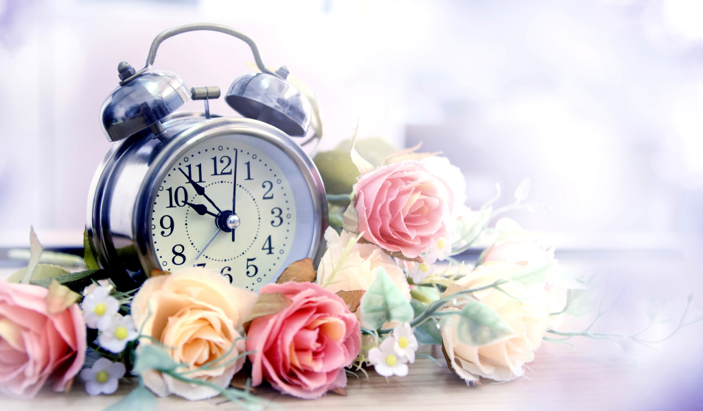 Das Alarm Clock with Roses Wallpaper 1024x600