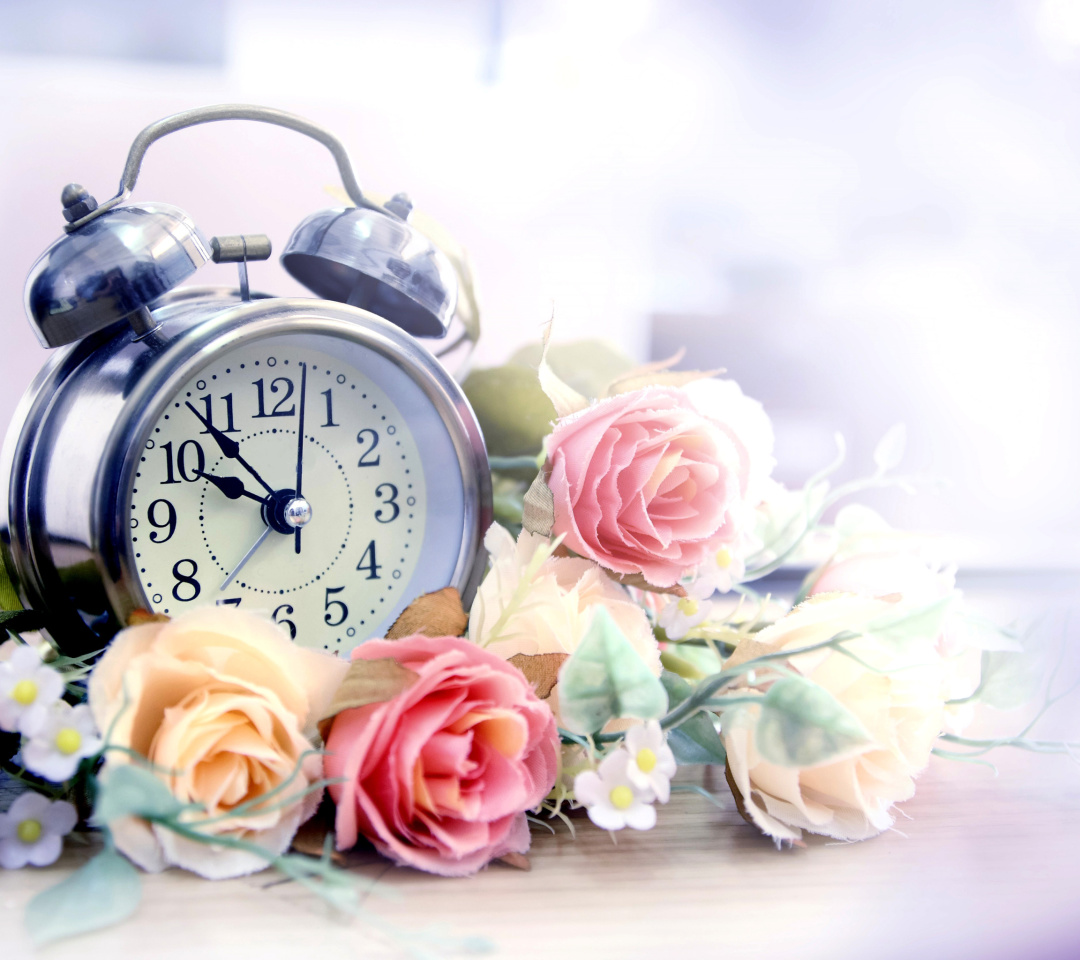Sfondi Alarm Clock with Roses 1080x960