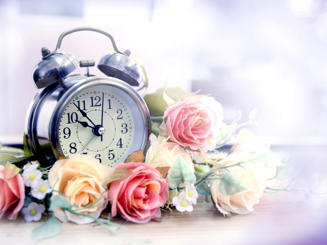Fondo de pantalla Alarm Clock with Roses 640x480