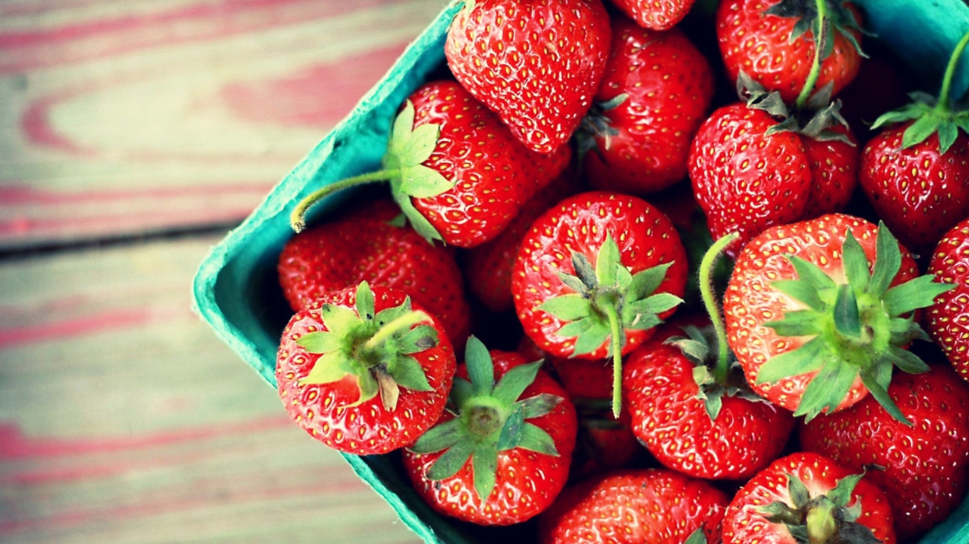 Das Box Of Strawberries Wallpaper 1366x768