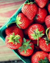 Das Box Of Strawberries Wallpaper 176x220