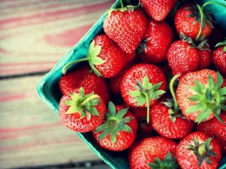 Box Of Strawberries wallpaper 320x240