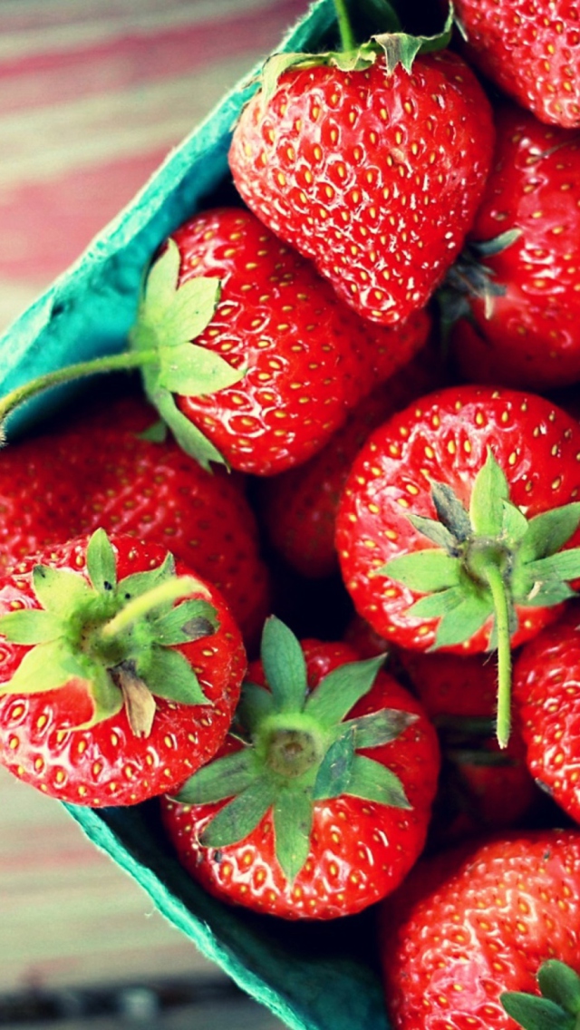 Das Box Of Strawberries Wallpaper 640x1136