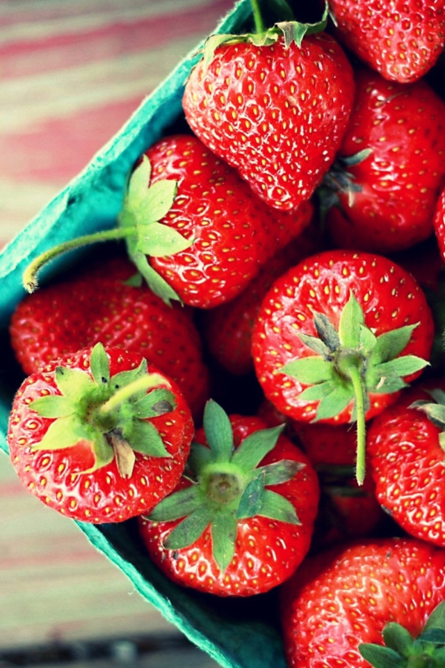 Das Box Of Strawberries Wallpaper 640x960