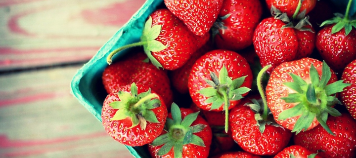 Das Box Of Strawberries Wallpaper 720x320