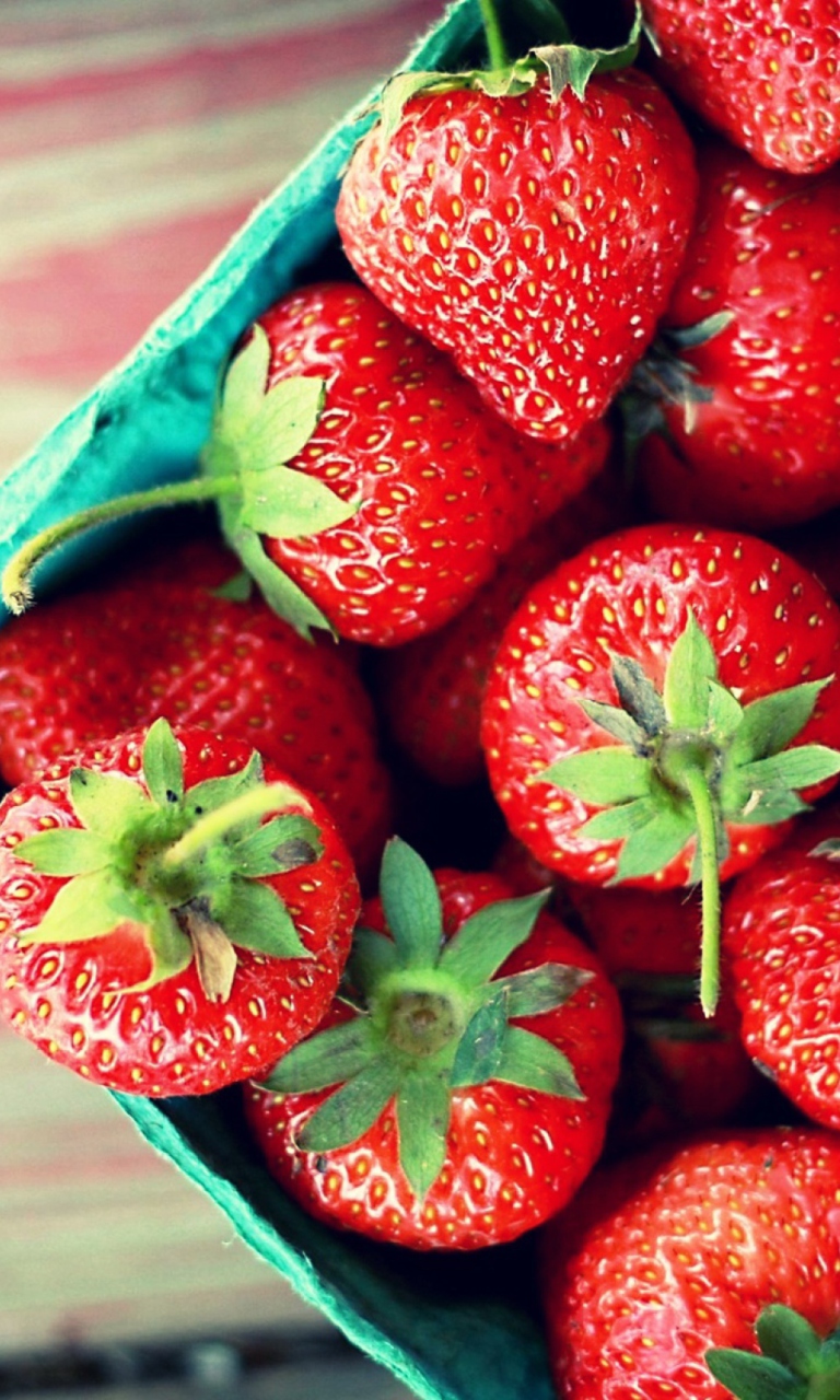 Fondo de pantalla Box Of Strawberries 768x1280