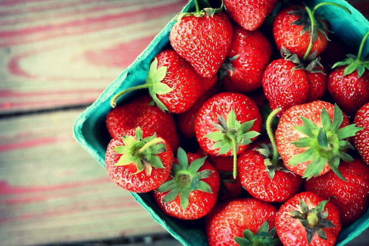 Box Of Strawberries wallpaper
