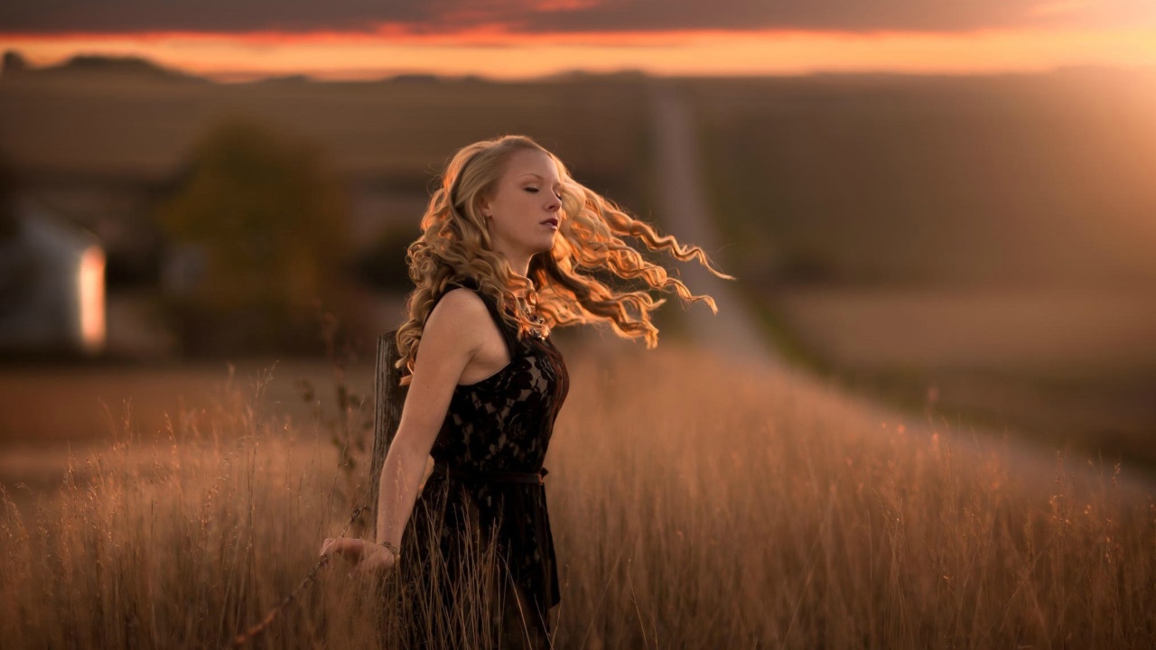 Autumn girl on field screenshot #1 1280x720