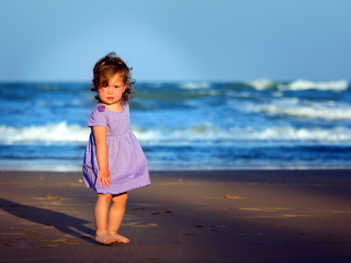 Das Little Girl On Beach Wallpaper 320x240