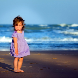Kostenloses Little Girl On Beach Wallpaper für 128x128