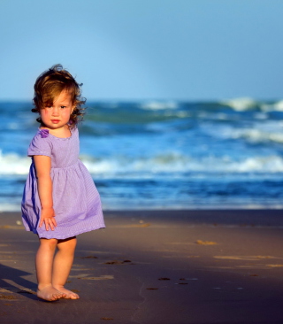 Little Girl On Beach - Obrázkek zdarma pro 480x640