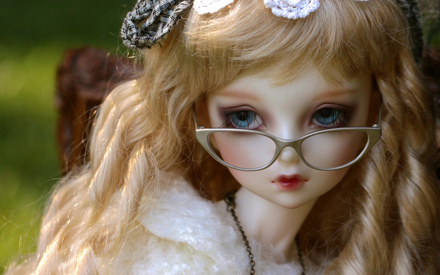 Doll In Glasses screenshot #1 1440x900