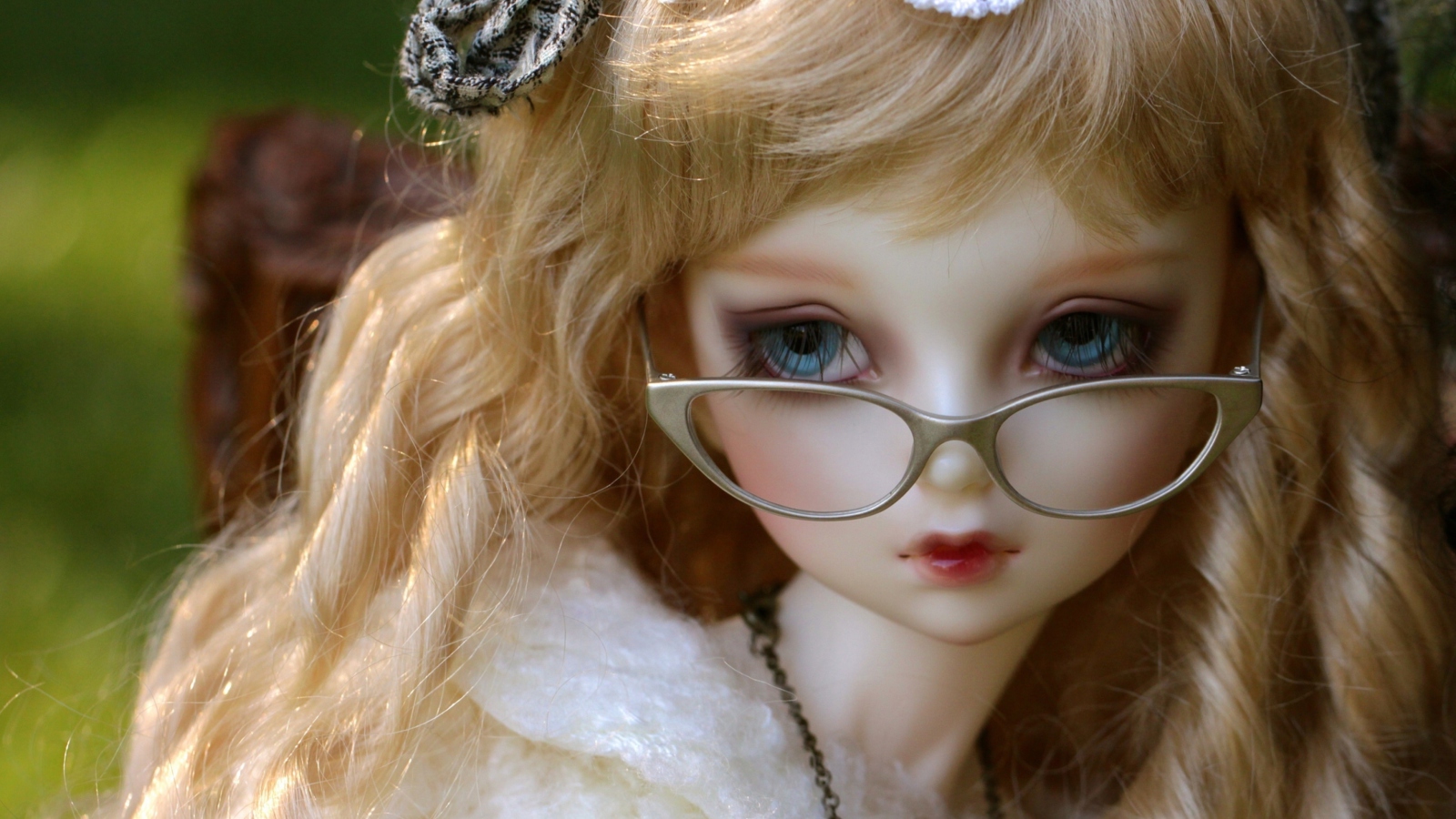 Screenshot №1 pro téma Doll In Glasses 1600x900