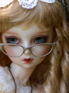 Screenshot №1 pro téma Doll In Glasses 240x320