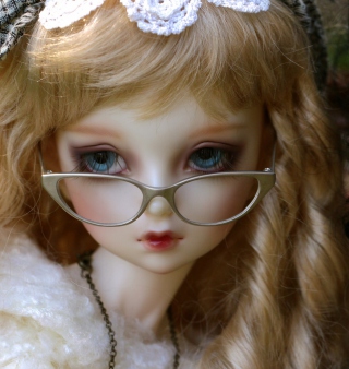 Doll In Glasses sfondi gratuiti per iPad Air