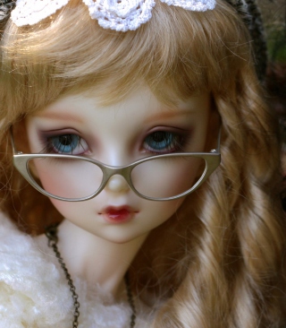 Doll In Glasses - Obrázkek zdarma pro iPhone 5
