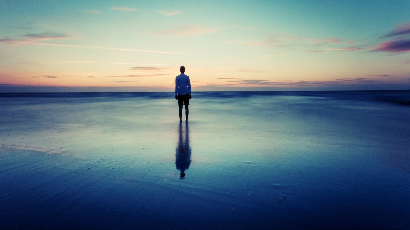 Sfondi Man Between Water And Sky 1366x768