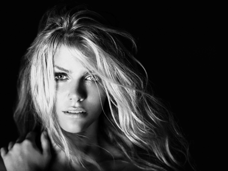 Screenshot №1 pro téma Brooklyn Decker Monochrome Portrait 800x600