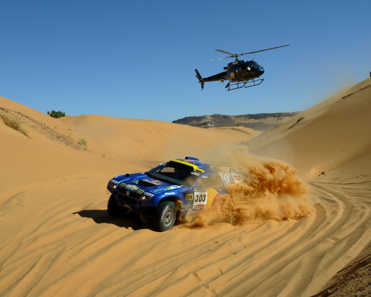 Sfondi Volkswagen Touareg Dakar Rally Helicopter Race 1280x1024
