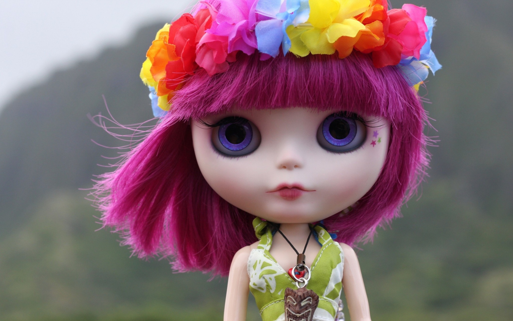 Fondo de pantalla Doll With Pink Hair And Blue Eyes 1680x1050