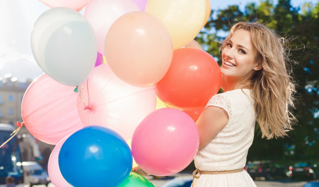 Smiling Girl With Balloons wallpaper 1024x600