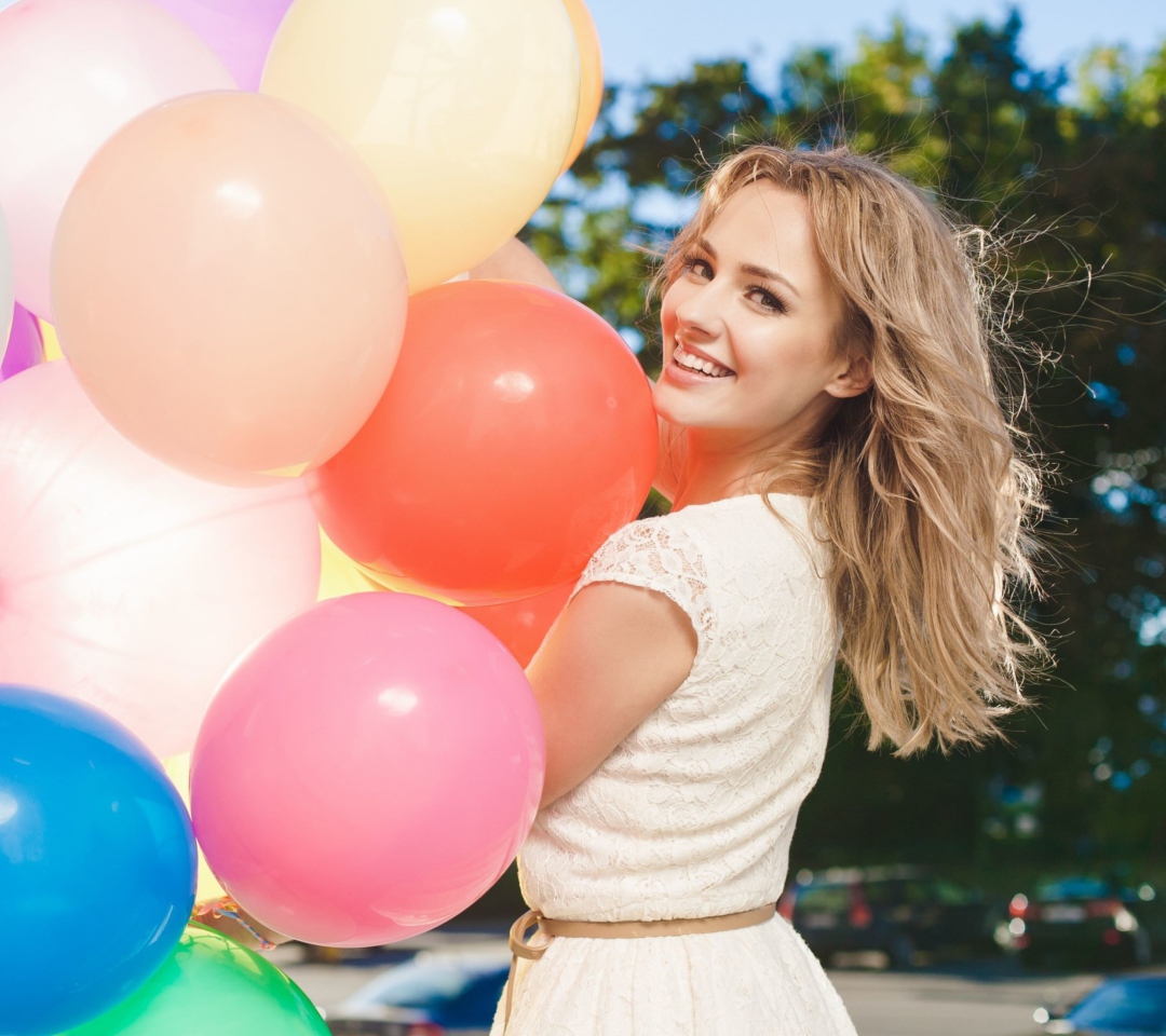 Das Smiling Girl With Balloons Wallpaper 1080x960