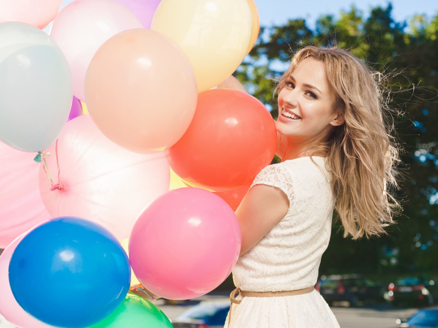 Smiling Girl With Balloons wallpaper 1400x1050