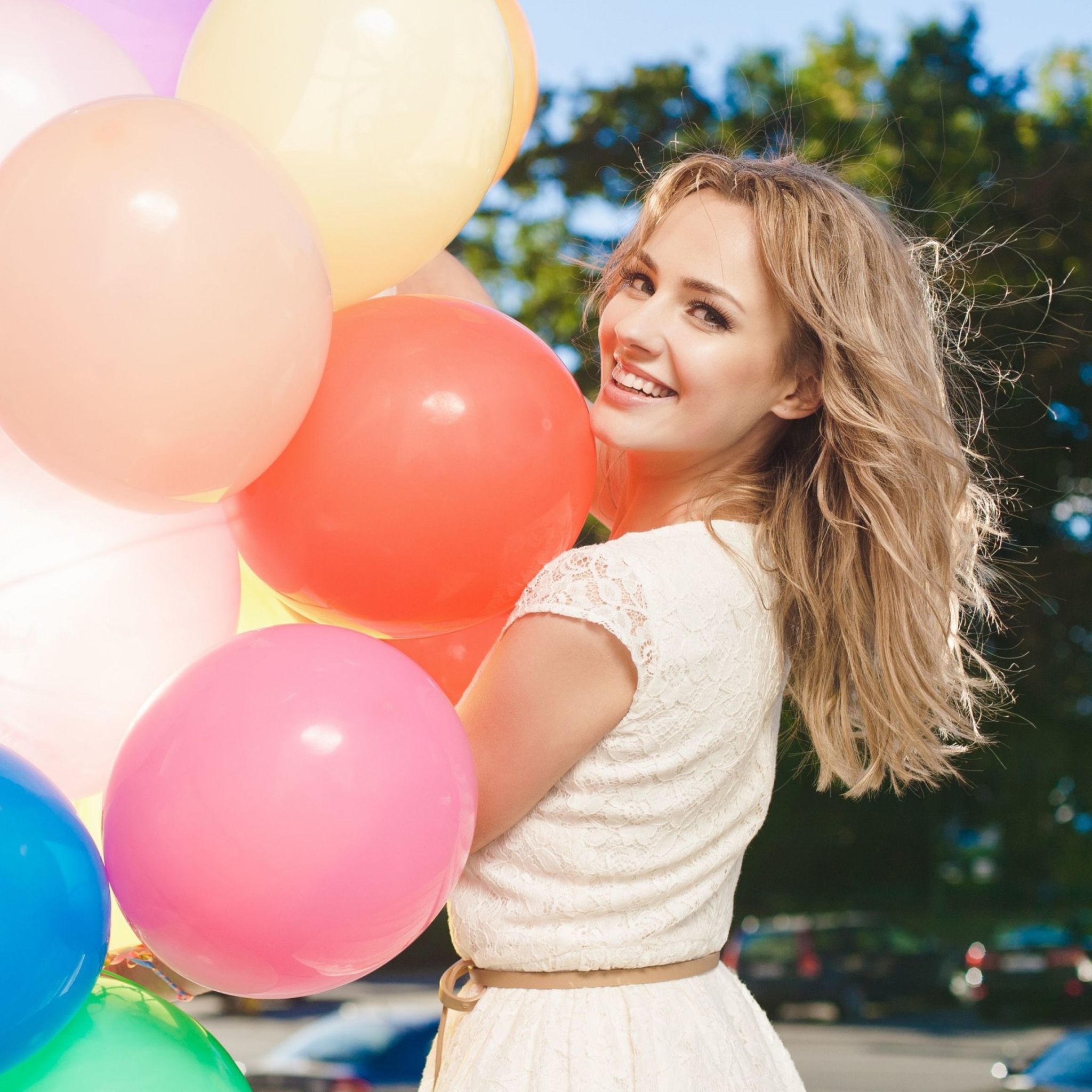 Das Smiling Girl With Balloons Wallpaper 2048x2048