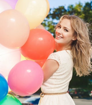 Smiling Girl With Balloons - Obrázkek zdarma pro iPhone 4