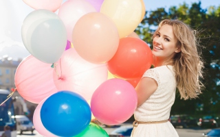 Smiling Girl With Balloons - Obrázkek zdarma pro Nokia Asha 210