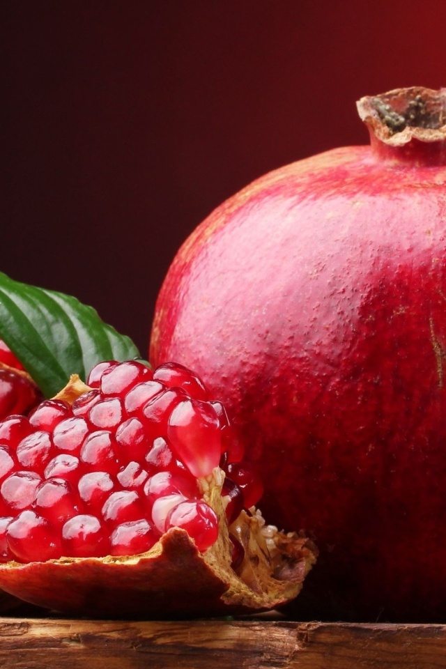 Обои Ripe fruit pomegranate 640x960