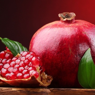Kostenloses Ripe fruit pomegranate Wallpaper für iPad mini 2