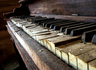 Old Piano Wallpaper for Android, iPhone and iPad