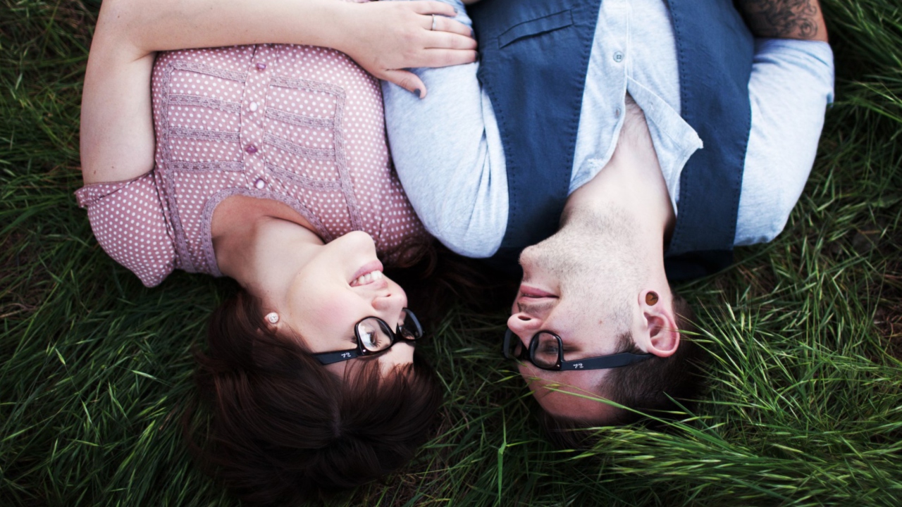 Sfondi Nice Couple In Glasses 1280x720