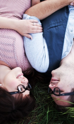 Das Nice Couple In Glasses Wallpaper 240x400