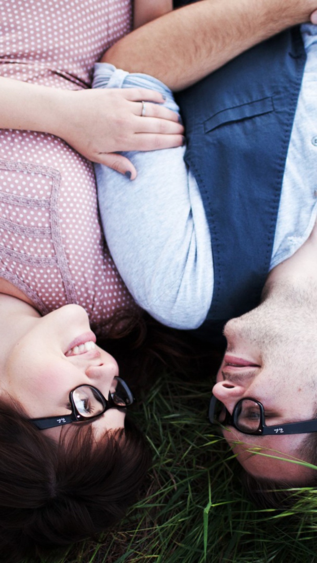 Das Nice Couple In Glasses Wallpaper 640x1136