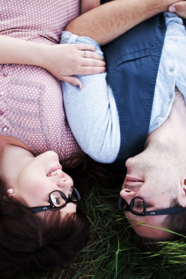 Das Nice Couple In Glasses Wallpaper 640x960