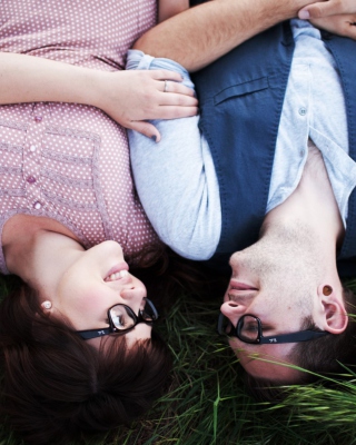 Nice Couple In Glasses - Obrázkek zdarma pro Nokia Asha 300