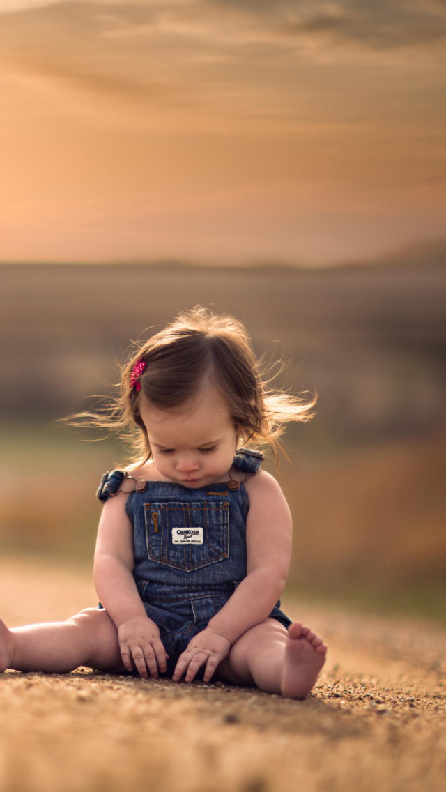 Das Grumpy Child On Road Wallpaper 640x1136