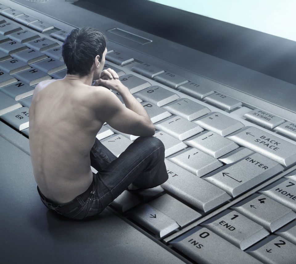 Das Man Sitting On Keyboard Wallpaper 960x854